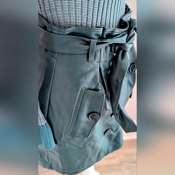 Forever 21, Faux Leather Mini Skirt color Emerald - Picture 9 of 10